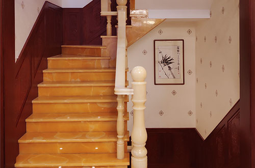 蒙自中式别墅室内汉白玉石楼梯的定制安装装饰效果